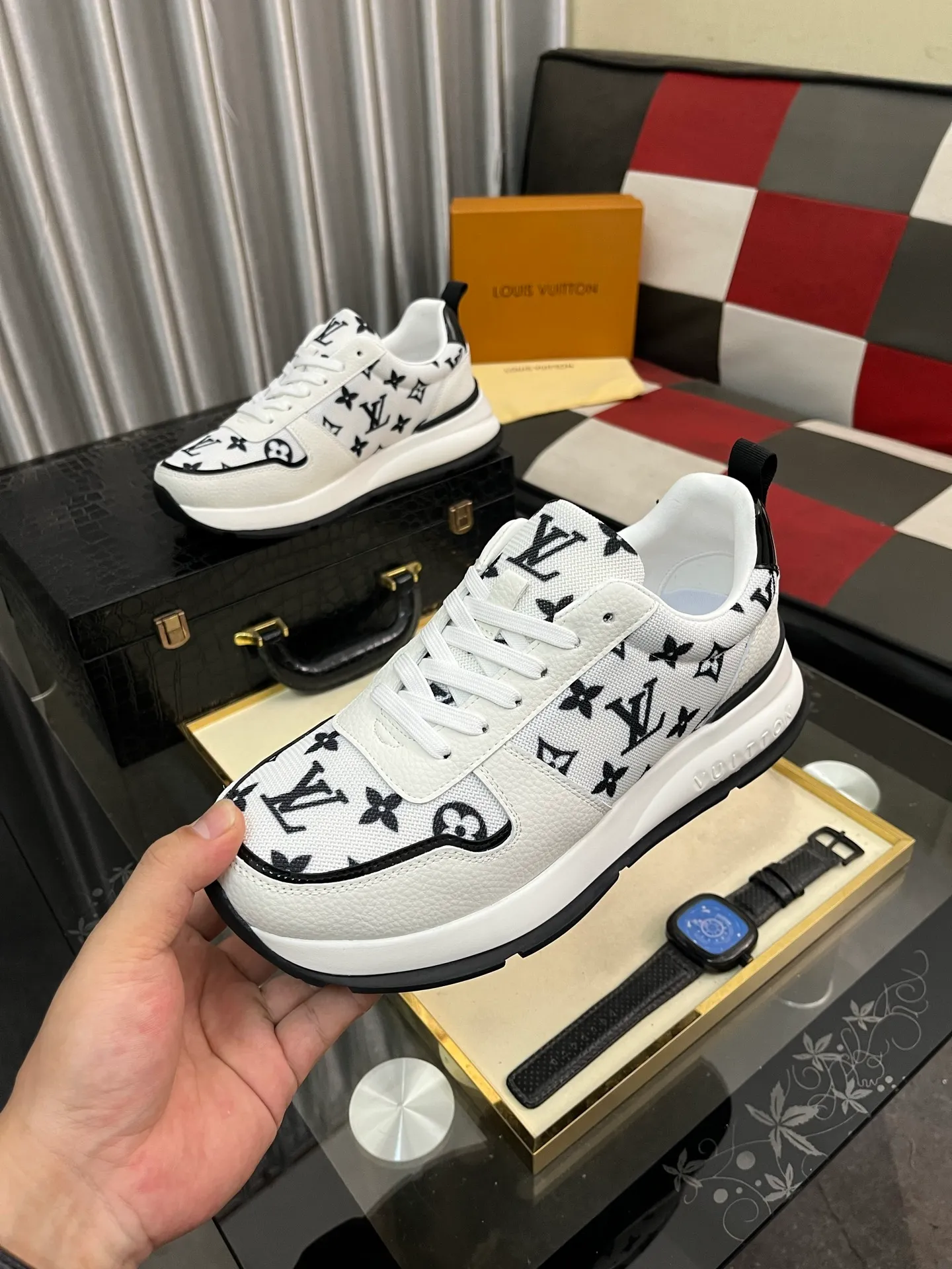 Men's men's shoes💰458⌚️⌚️ Loui* Vuitto* - Louis ** donkey's new color men's trainer sneakers, this LV Trainer sneaker is made of calfskin and breathable mesh, showing pure colors, the #54 logo on the back traces the brand's birth in 1854, the designer's handwritten brand logo embellishes one side, virgil Designed by abloh himself, it is a very commemorative sneaker. The new LV Louis Vuitton loui* vuitto* trainer sneaker low casual sports culture versatile basketball sneaker. Size: 38-444️⃣Colors available